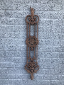 Fraaie gietijzeren trapspijl, robuust, old-look-rust