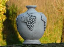 Gartenvase mit Weintrauben - Stein