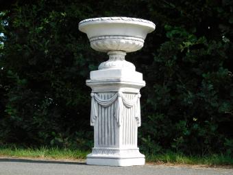 Gartenvase auf Sockel mit Draperie – 128 cm – Stein