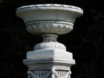 Gartenvase auf Sockel mit Draperie – 128 cm – Stein