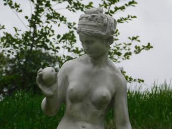 Skulptur „Frau mit Apfel“ – 115 cm – Polystone – Weiß mit Grau