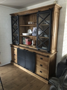 Schöner industrieller Hängeschrank aus Kolonialholz mit Metalloberfläche. TOP! LAST!