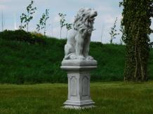 Sitzender Löwe auf Sockel - 95 cm - Stein