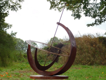 Handgemaakte Zonnewijzer Metaal op Stenen Sokkel - 140 cm hoog - Roestige Stalen Afwerking