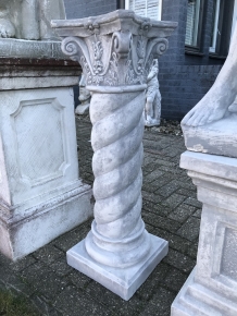 Verzierter Sockel / Säule zum Aufstellen einer Statue oder einer Vase, z. B. eine große Säule