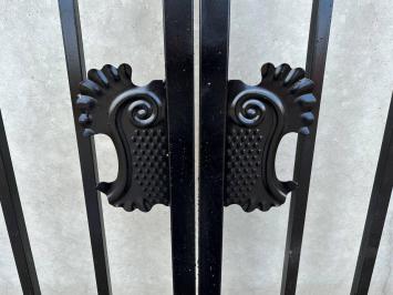 Beautiful black wrought iron gate – 547 cm wide – plain design, beautifully heavy fencing.