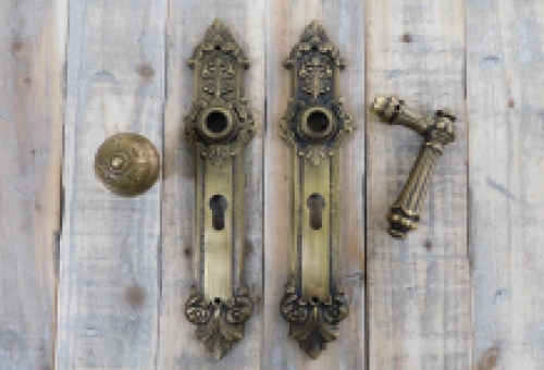 Türgarnitur für die (Haus-)Tür: antikes Messing aus der Gründerzeit