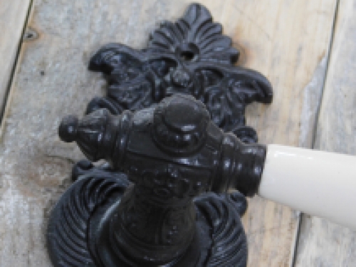 Türgarnitur: Türknopf mit Nippon Porzellangriff in cremeweiß + 1 + 2 Belli Türknopfschilder Engel, antikes Eisen braun, die Farbe ist sehr dunkelbraun antik, pz92.