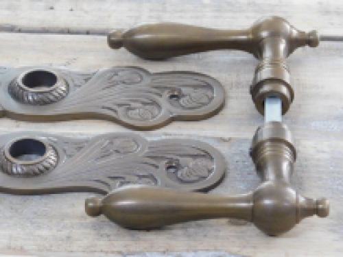 Art Nouveau deurbeslagset - nobele in messing deurset met lange deurplaten.