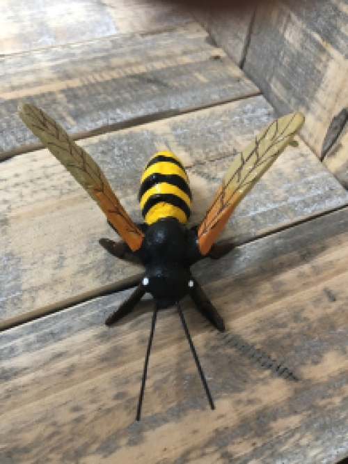 Biene aus Gusseisen - In Farbe