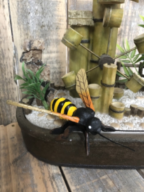 Biene aus Gusseisen - In Farbe
