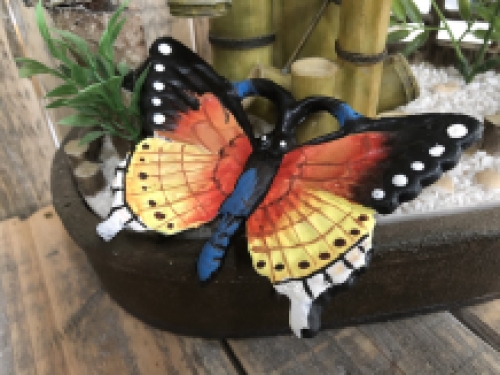 Fraaie gietijzeren vlinder in prachtige kleuren.