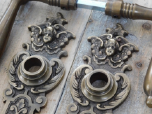 Türgarnitur: antike Türschilder sehr dekorativ mit Engeln - Griffe mit Messing.