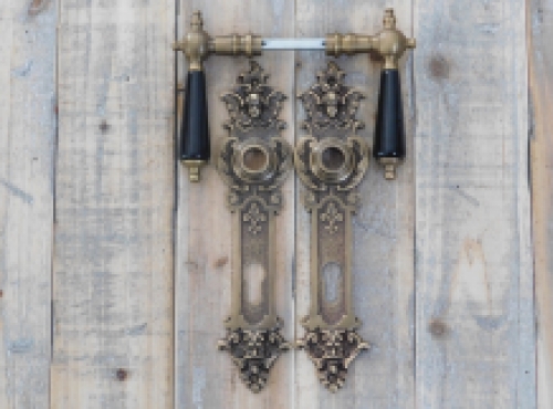 Set deurbeslag: messing, antiek- deurplaten zeer decoratief met engelen - klinken met zwart porseleinen grepen.