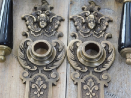 Garnitur Türbeschläge: Messing, antik - Türschilder sehr dekorativ mit Engeln - Griffe mit schwarzem Porzellan