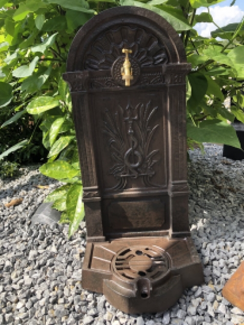 Schwerer Gartenbrunnen, aus Gusseisen, braun