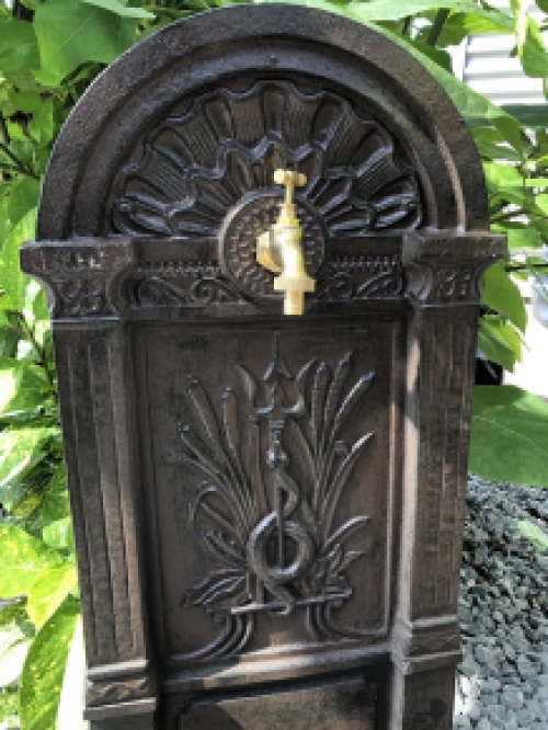 Schwerer Gartenbrunnen, aus Gusseisen, braun