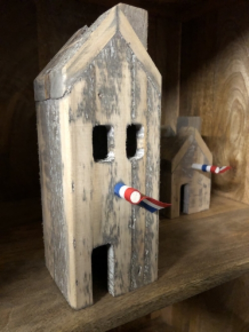 Decoratieve huisjes geheel handgemaakt van hout, fraai!!