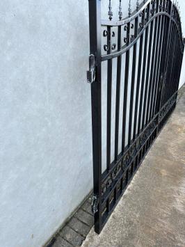 Beautiful black wrought iron gate – 496 cm wide – with rearing horse