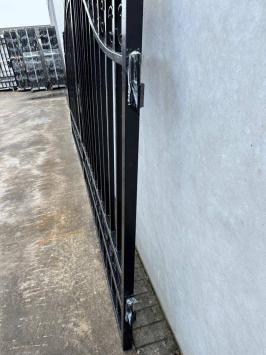 Beautiful black wrought iron gate – 496 cm wide – with rearing horse