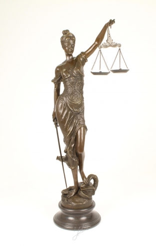 Eine sehr große Bronzestatue der Lady Justice