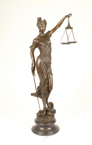 Eine sehr große Bronzestatue der Lady Justice