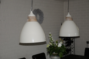 Prachtige By-boo hanglamp, metaal- creme -wit-hout afzetting.