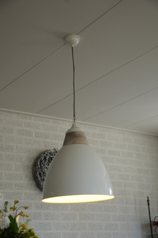 Prachtige By-boo hanglamp, metaal- creme -wit-hout afzetting.