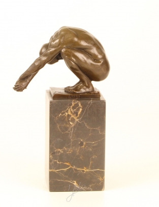 Bronzen beeld van een mannelijk naakt in een duik positie