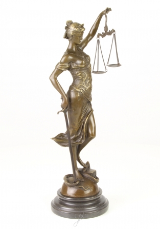 Eine Bronzestatue der Lady Justice