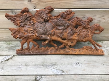 Wandornament van paarden met daarop ruiters, gemaakt van gietijzer