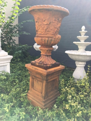 Sehr auffällige und schwere Blumentopf-Vase auf stabilem Sockel aus massivem Oxidstein mit Engeln