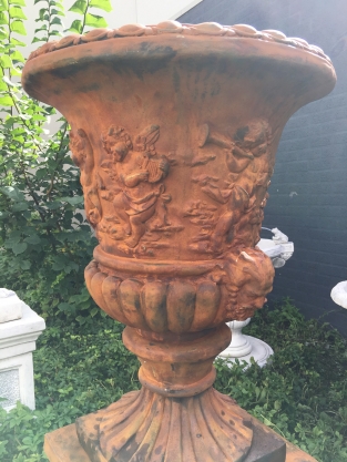 Sehr auffällige und schwere Blumentopf-Vase auf stabilem Sockel aus massivem Oxidstein mit Engeln