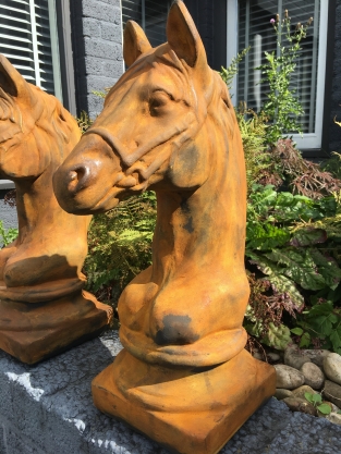 Sculptuur paardenhoofd, vol steen oxide