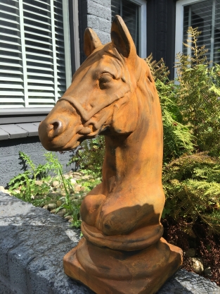 Sculptuur paardenhoofd, vol steen oxide