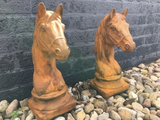 Set van 2 paardenhoofden, vol steen oxide