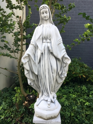 Mutter Maria, große Vollsteinskulptur