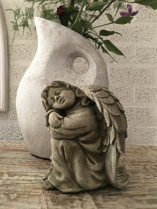 Beautiful sitting angel, full of detail, full of cast stone.