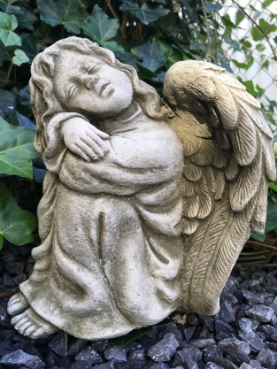 Beautiful sitting angel, full of detail, full of cast stone.