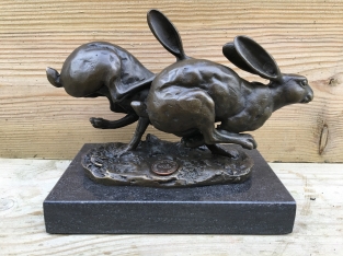 Bronzeskulptur von 2 laufenden Hasen