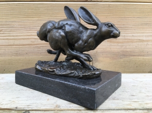 Bronzeskulptur von 2 laufenden Hasen