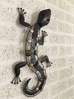 1 Salamander - lizard made of iron, full collor, beautiful!