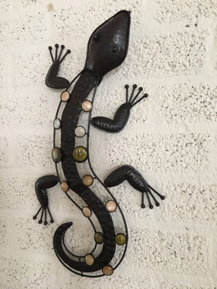1 Salamander - lizard made of iron, full collor, beautiful!