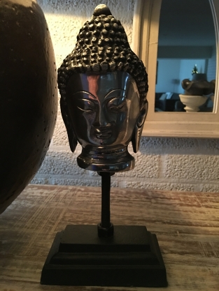 Buddha-Kopf auf Metallstativ, Aluminium.