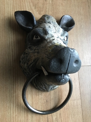 1 Wildlife head iron in color, with towel ring