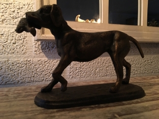 Hunting dog with prey in bronze-metal look.