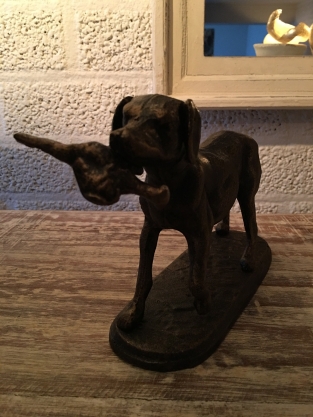 Hunting dog with prey in bronze-metal look.