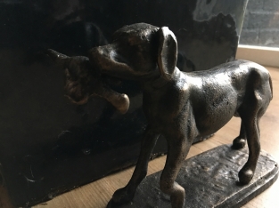 Jagdhund mit Beute in Bronze-Metall-Optik