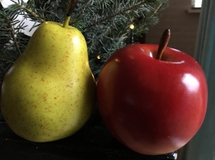 Beautifully real-looking apple and pear, see the photos!!