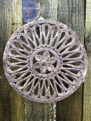 Cast iron hand-forged grill pan trivet, round
